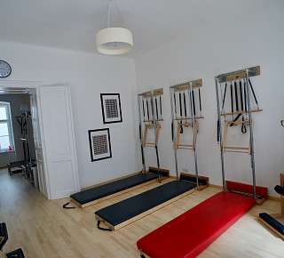 Blick in Pilates Studio mit Geräten