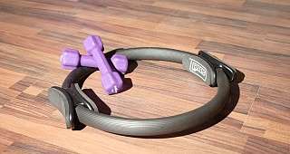 Pilates Magic Circle und Hanteln Pilates Magic Circle und Hanteln