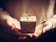 Geschenkbox in Händen