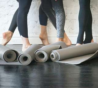 Gruppe mit Pilates Matten