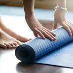 Pilates Matte ausrollen