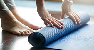 Pilates Matte ausrollen