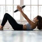 Frau mit Pilates Magic Circle