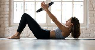 Frau mit Pilates Magic Circle