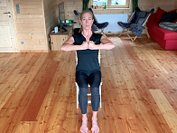 Pilates auf dem Stuhl