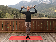 Pilates Übung mit Handtuch