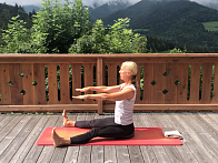 Pilates Übung kleiner Ball